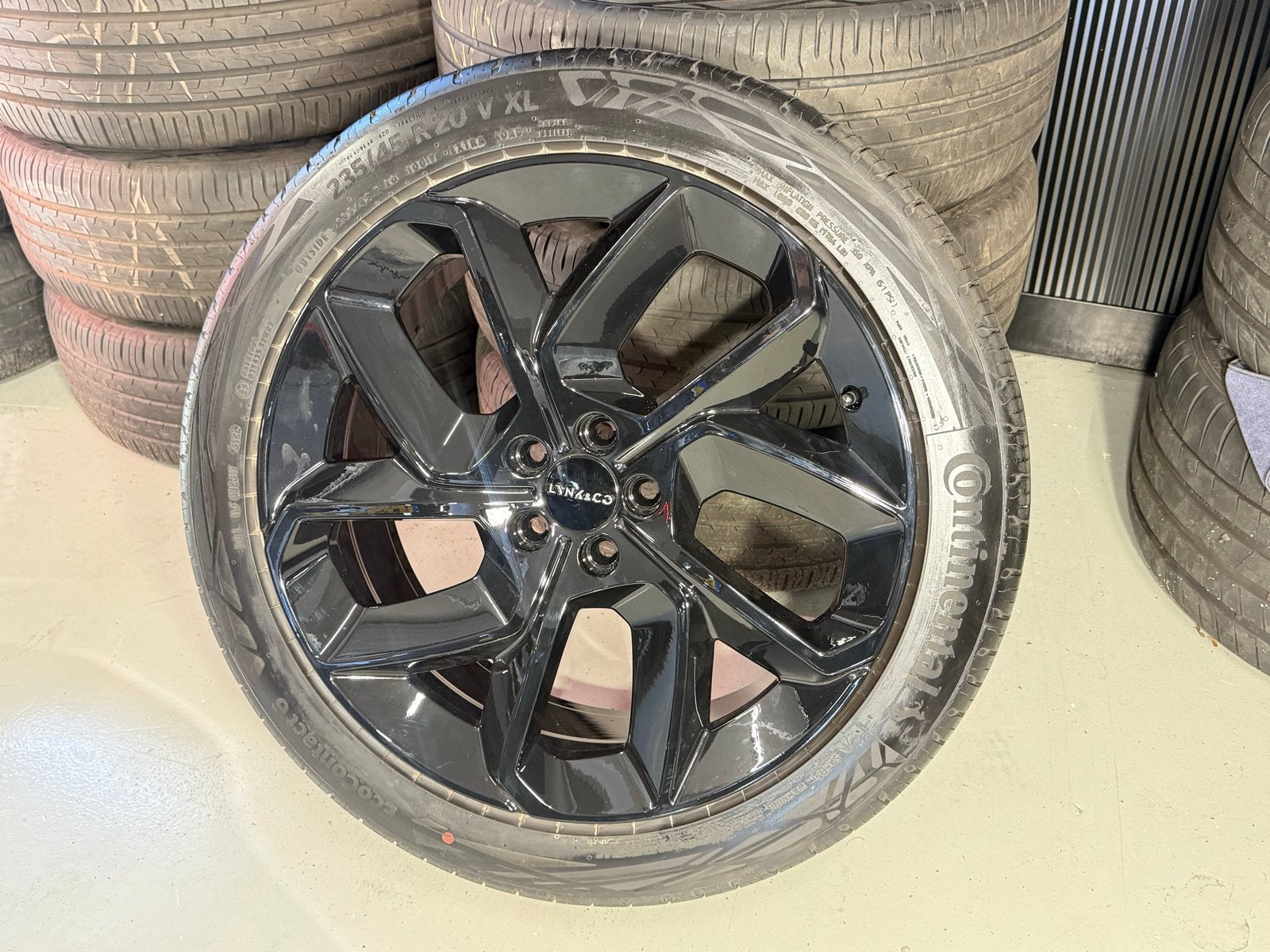 Zwarte Lynk & Co 01 20 inch velgen met Continental zomerband, Auto-onderdelen, Banden en Velgen, Gebruikt, Banden en Velgen, Ophalen of Verzenden