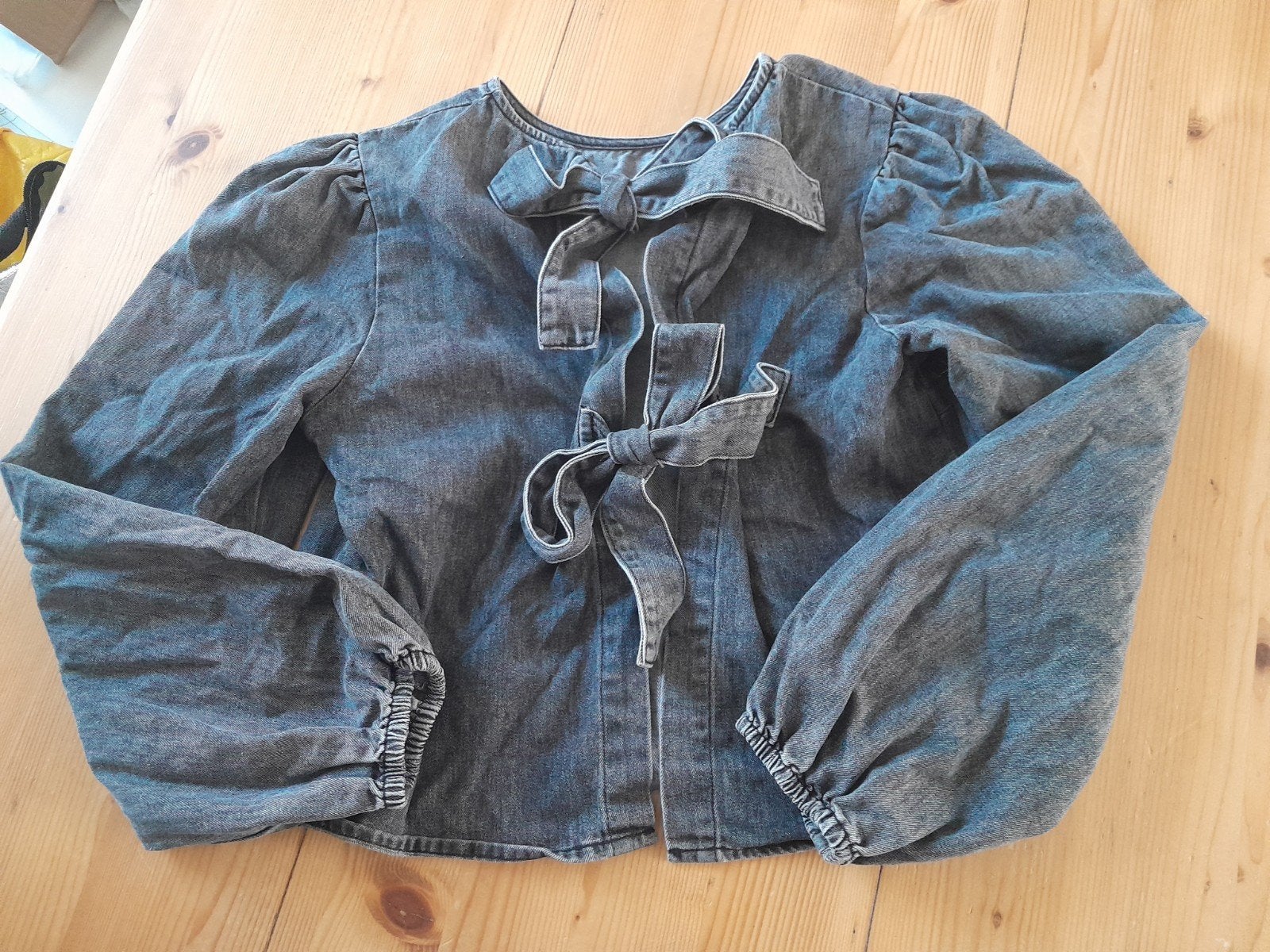 Super leuke blouse grijs met strikken aan voorkant maar S/M, Ophalen of Verzenden, Zo goed als nieuw, Grijs