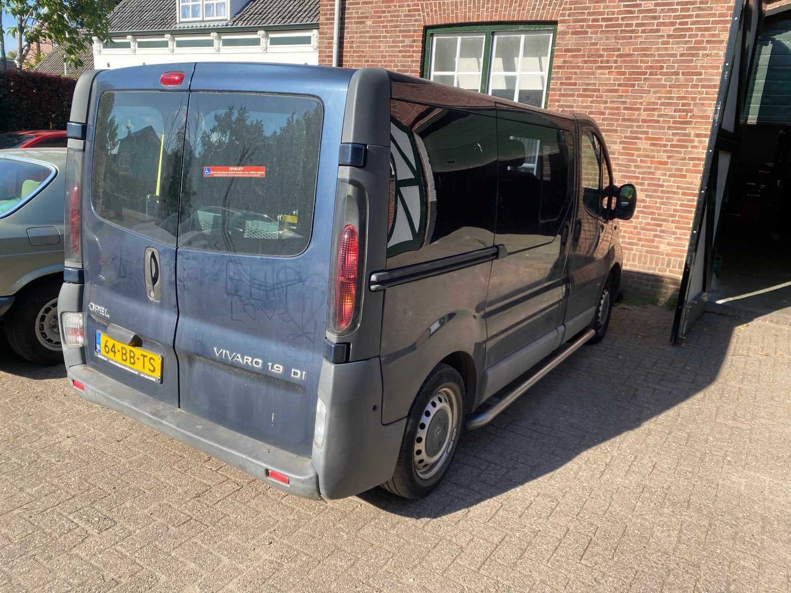 Opel Vivaro 1.9 DI 2.7T L1h1 2002 rolstoel plaats, Auto's, Voorwielaandrijving, Zwart, 4 cilinders, Elektrische ramen