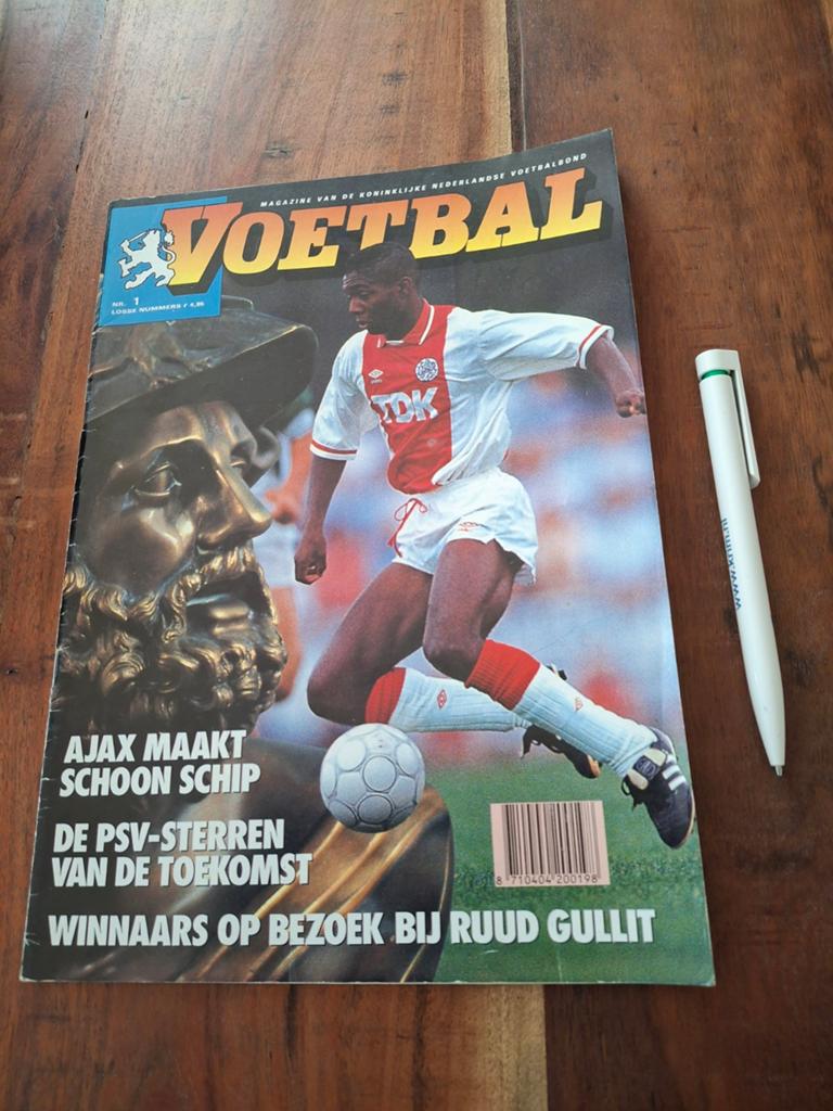 Voetbal Tijdschrift nr. 1, Augustus 1990 - Ajax, PSV, Gullit, Ophalen of Verzenden, Gelezen, Balsport
