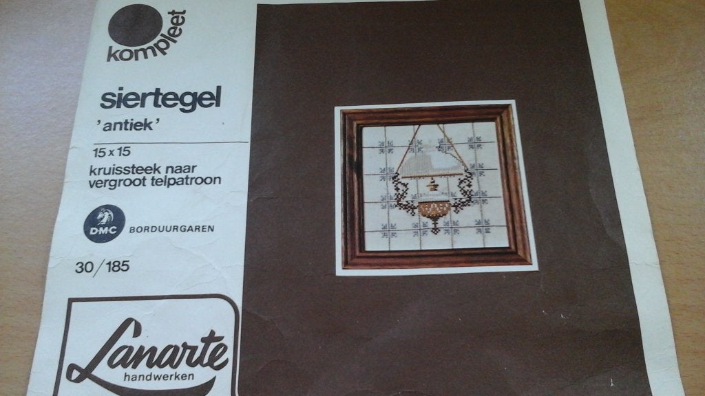 Borduurpakketje siertegel van lanarte, wel iets geborduurd, Ophalen of Verzenden, Zo goed als nieuw, Handborduren, Borduurpakket