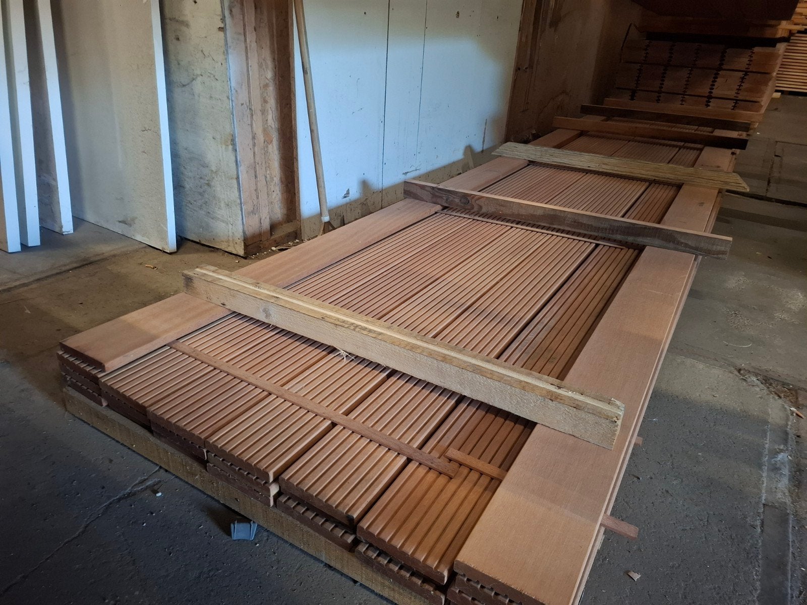 partij 23 st hardhout vlonderplanken 490 cm bezorgen mogelij, Ophalen, Nieuw, A, Hout