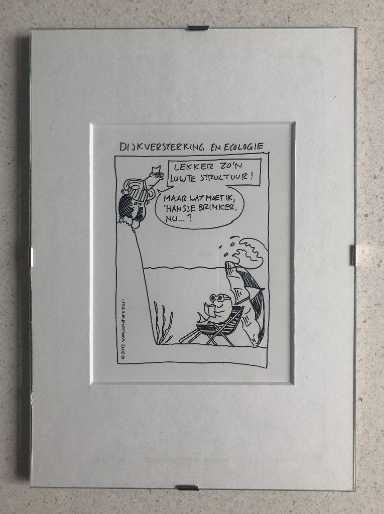 Ingelijst spotprentje van Auke Herrema 21 x 30 cm - NIEUW, Ophalen of Verzenden, Tekening, Pentekening, Met ophangsysteem