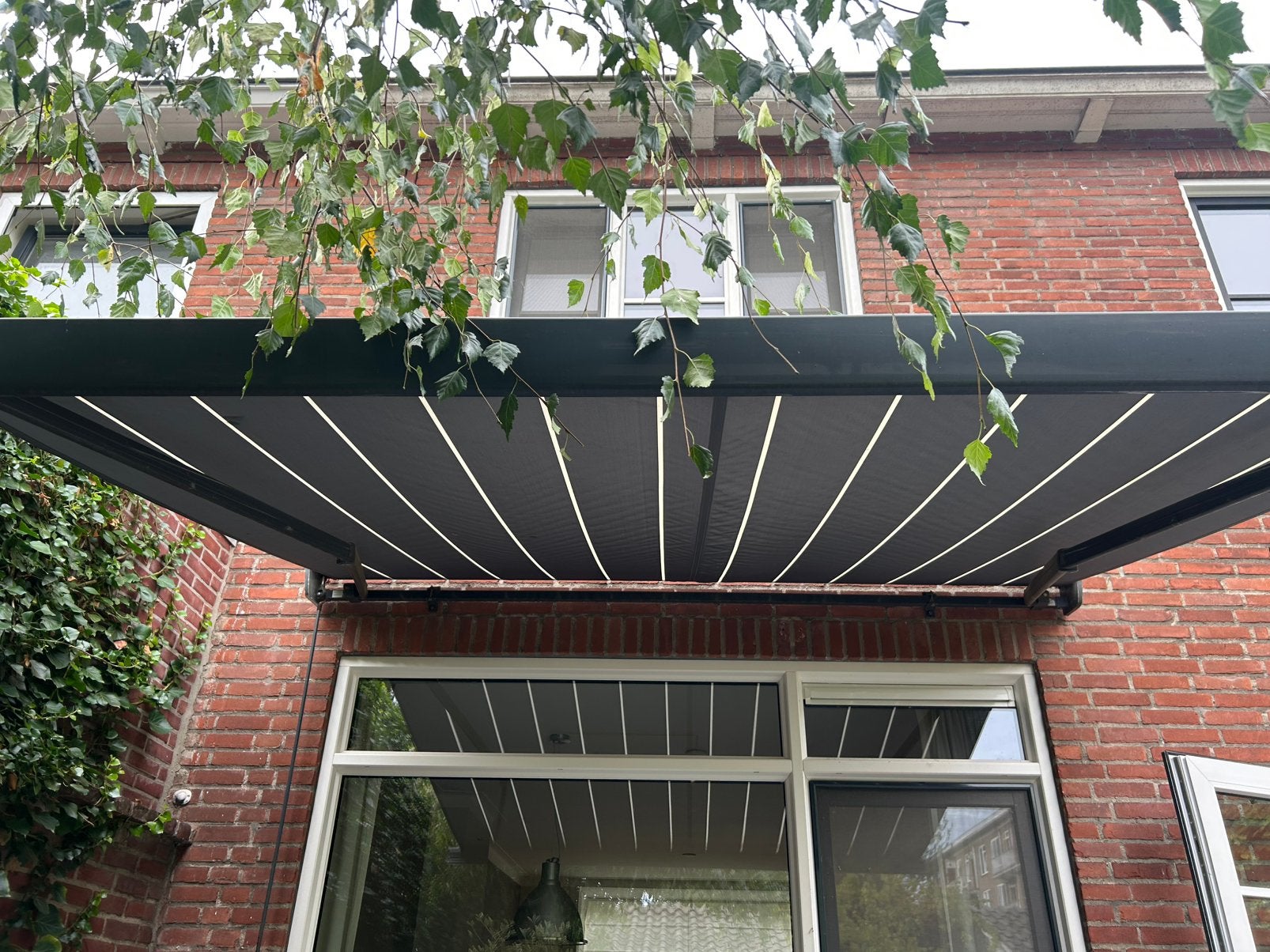 Zonnescherm grijs gestreept in goede staat, 150 tot 300 cm, Ophalen, Zo goed als nieuw, Knikarmscherm