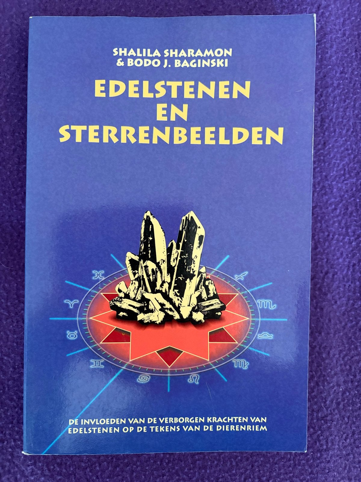 Edelstenen en Sterrenbeelden - Shalila Sharamon & Bodo J. Ba, Ophalen of Verzenden, Zo goed als nieuw, Astrologie, Achtergrond en Informatie
