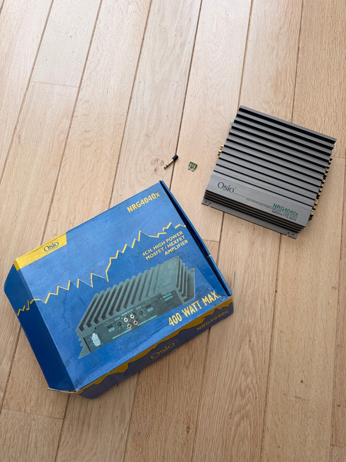 Osio NRG4040x Versterker met subwoofer en kabels, Auto diversen, Autospeakers, Ophalen, Zo goed als nieuw