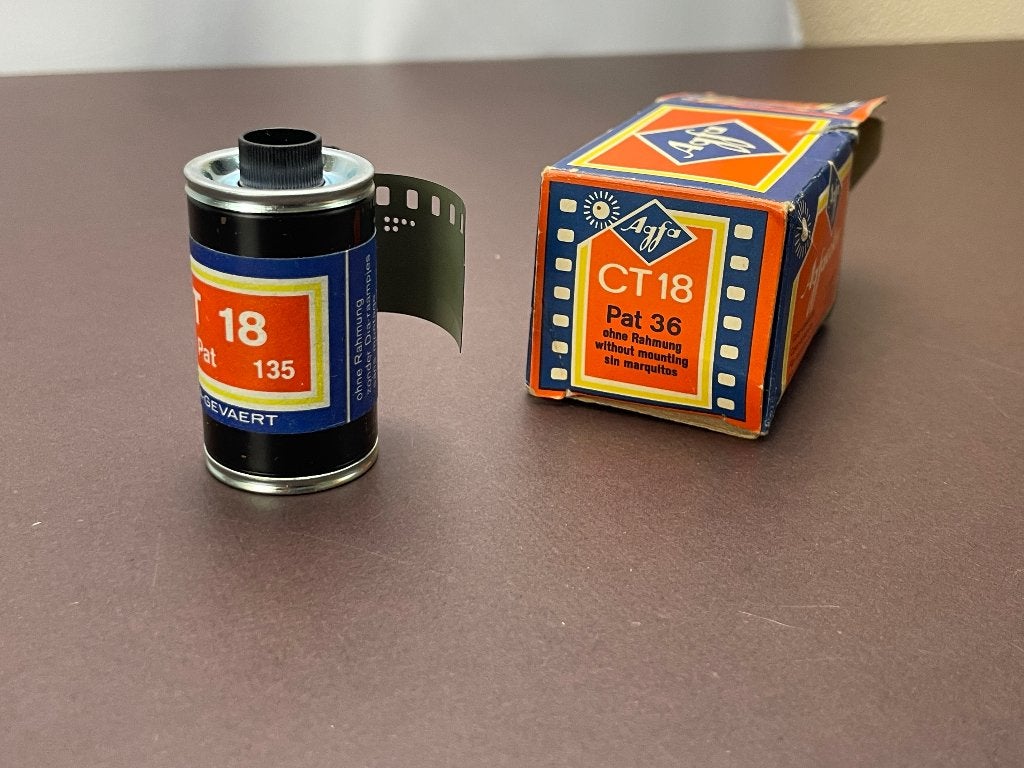 Oude Agfa-Gevaert CT18 diafilm fotorolletje (expired), 1975, Ophalen of Verzenden, Nieuw, Spiegelreflex, Overige Merken