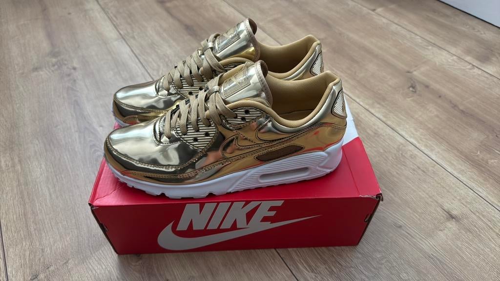 Nike W Air Max 90 SP GOLD maat 44 NIEUWSTAAT, Kleding | Heren, Schoenen, Ophalen of Verzenden, Zo goed als nieuw, Overige kleuren