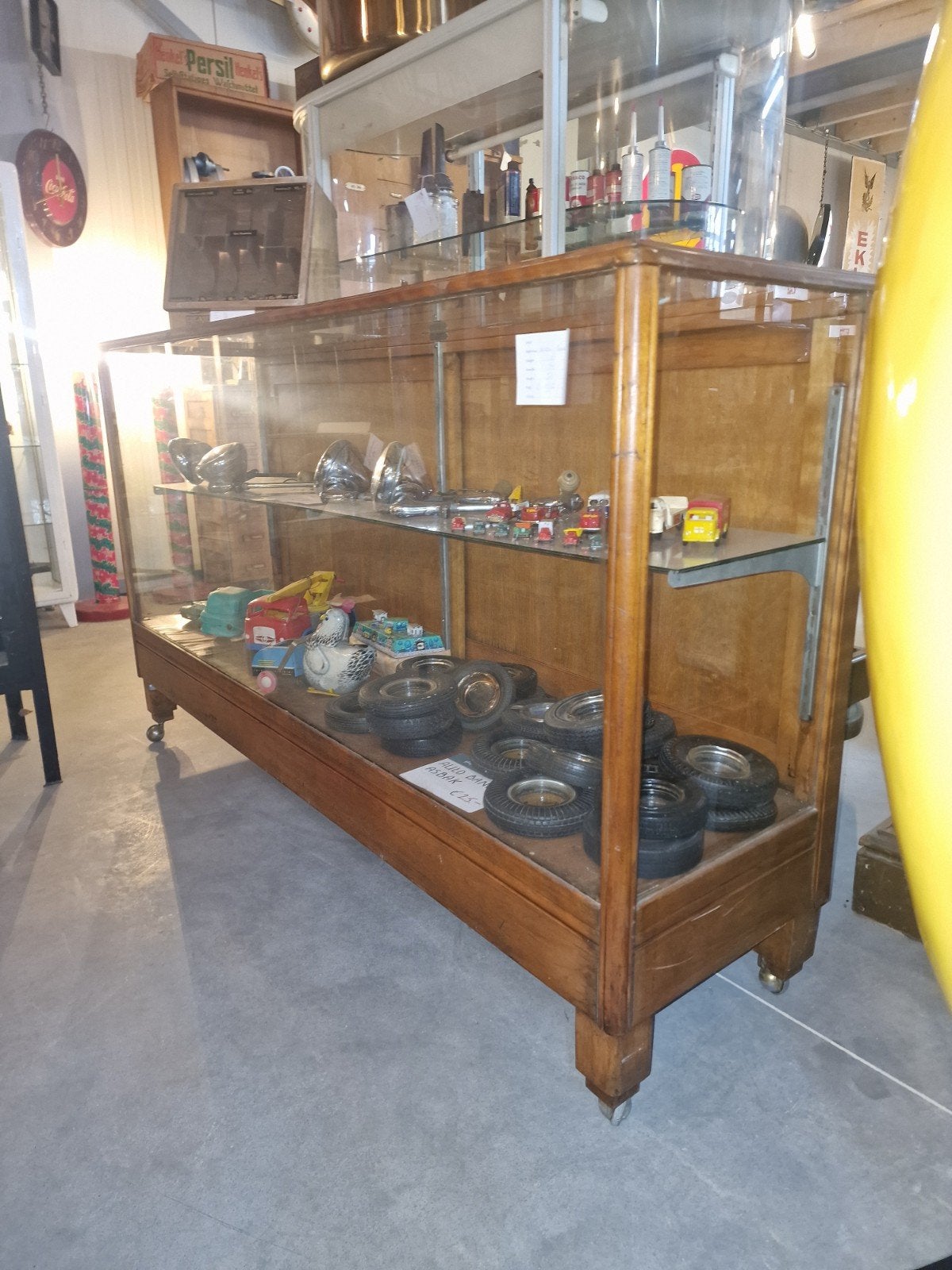 Toonbank vitrine, Ophalen