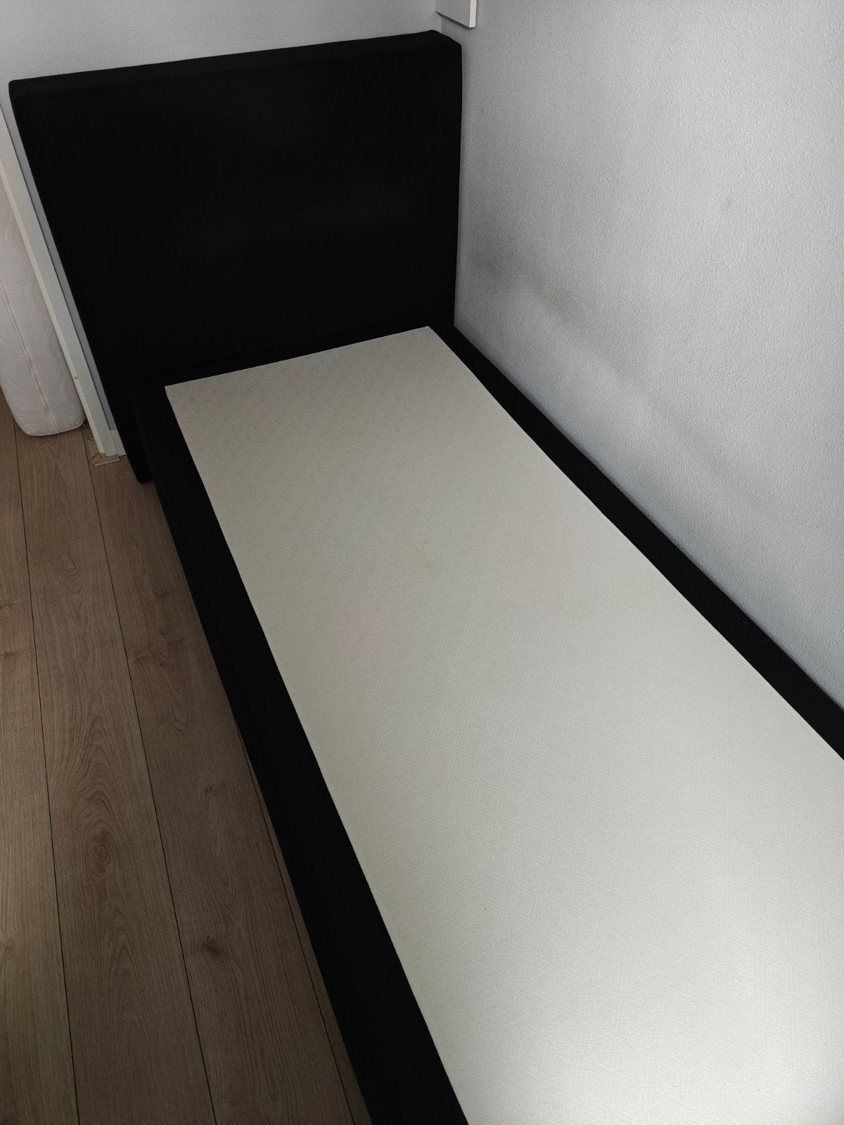 Zwart eenpersoonsbed met hoofdbord - 90x210 cm, Ophalen, Gebruikt, 90 cm, Eenpersoons