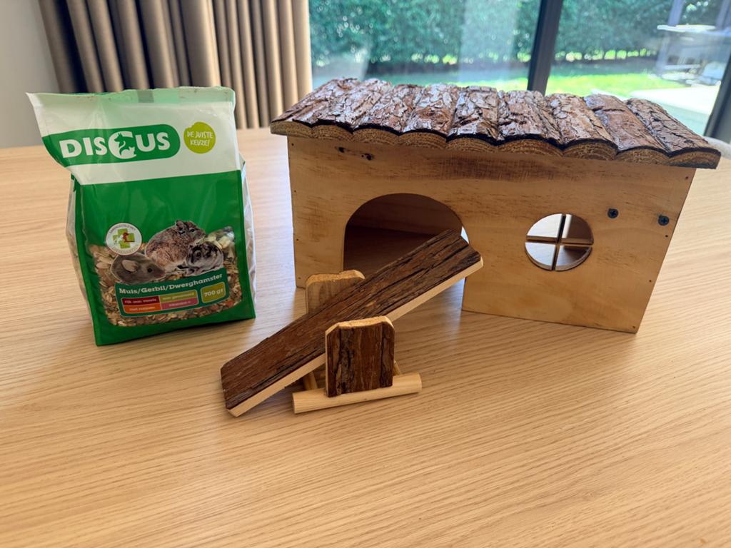 Gratis: Voer, huisje en wip voor hamster, Ophalen