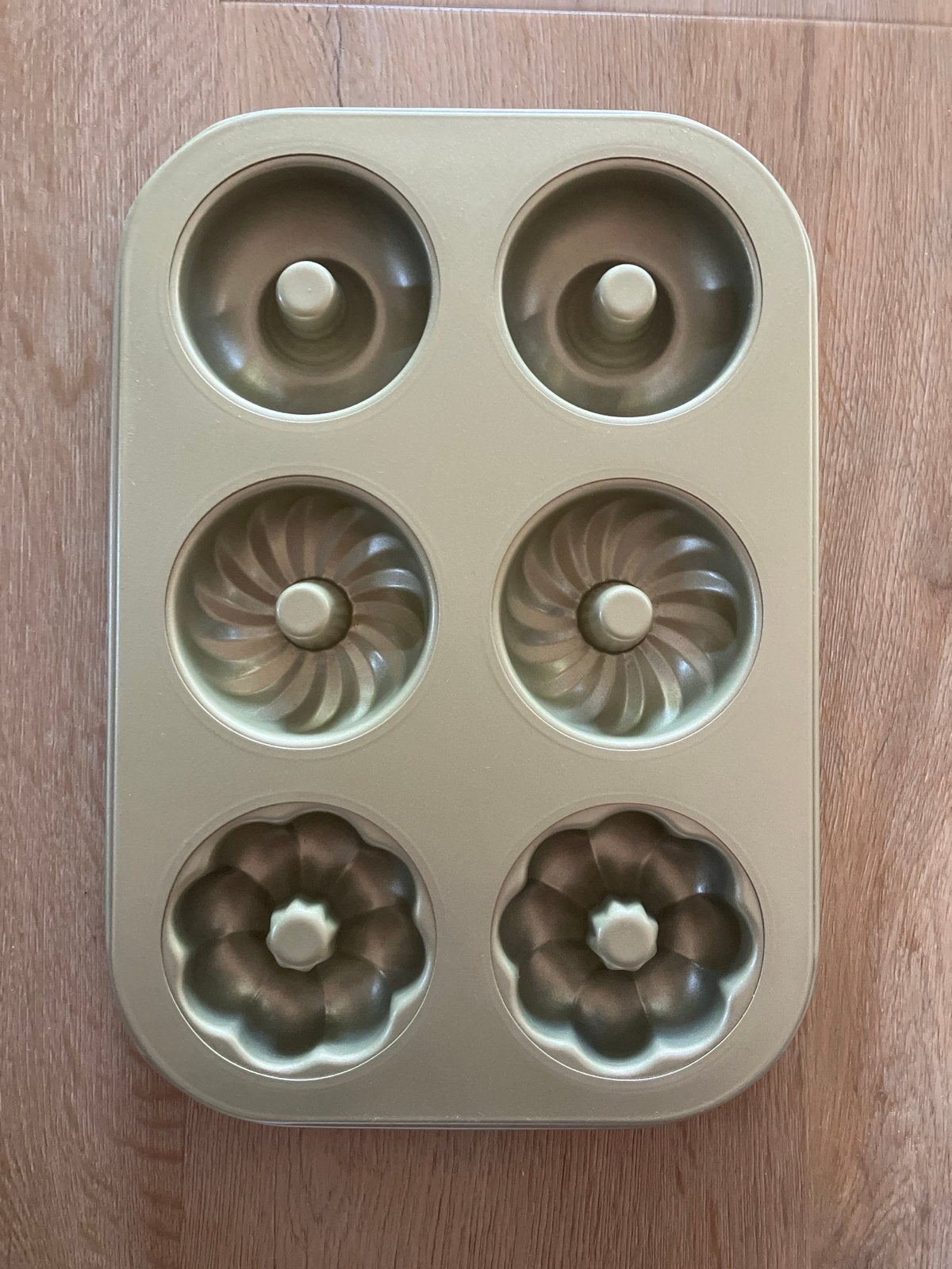 Bakvorm voor 6 mini tulbandjes of donuts - Goudkleurig, Goud, Ophalen of Verzenden, Metaal, Overige merken
