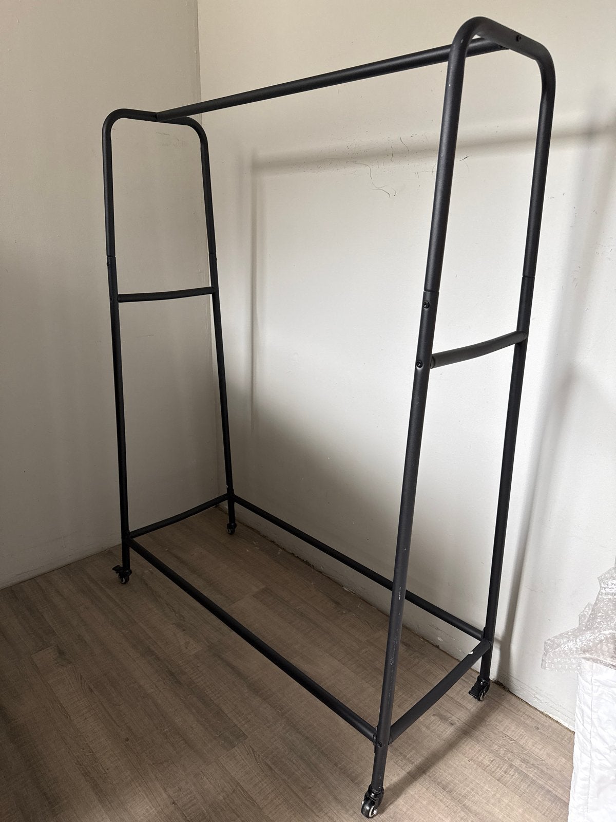 Zwart stevig kledingrek Onore met wielen, Kleding | Dames, Kledingrekken, Ophalen, Met wielen, Zo goed als nieuw