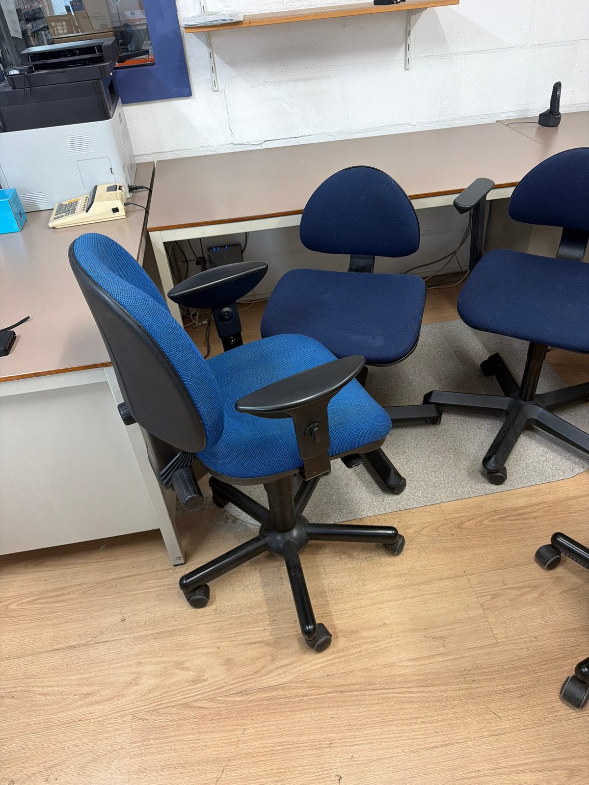 Blauwe bureaustoel en bureautafels, Ophalen, Gebruikt, Blauw, Bureaustoel