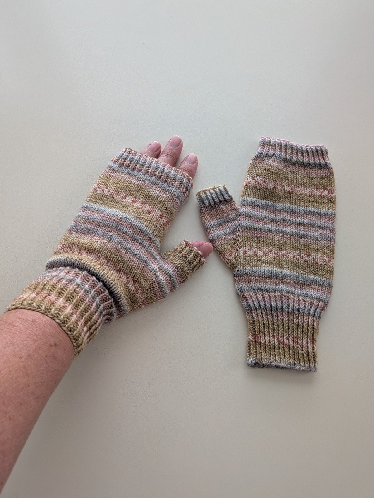 Zelfgebreide polswarmers van merinowol - Goed doel, Kleding | Dames, Mutsen, Sjaals en Handschoenen, Maat 38/40 (M), Nieuw, Ophalen of Verzenden