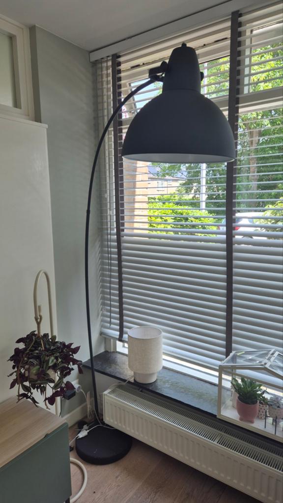 Stijlvolle zwarte booglamp - Modern design, Huis en Inrichting, Lampen | Vloerlampen, Ophalen, Zo goed als nieuw, Metaal, Modern