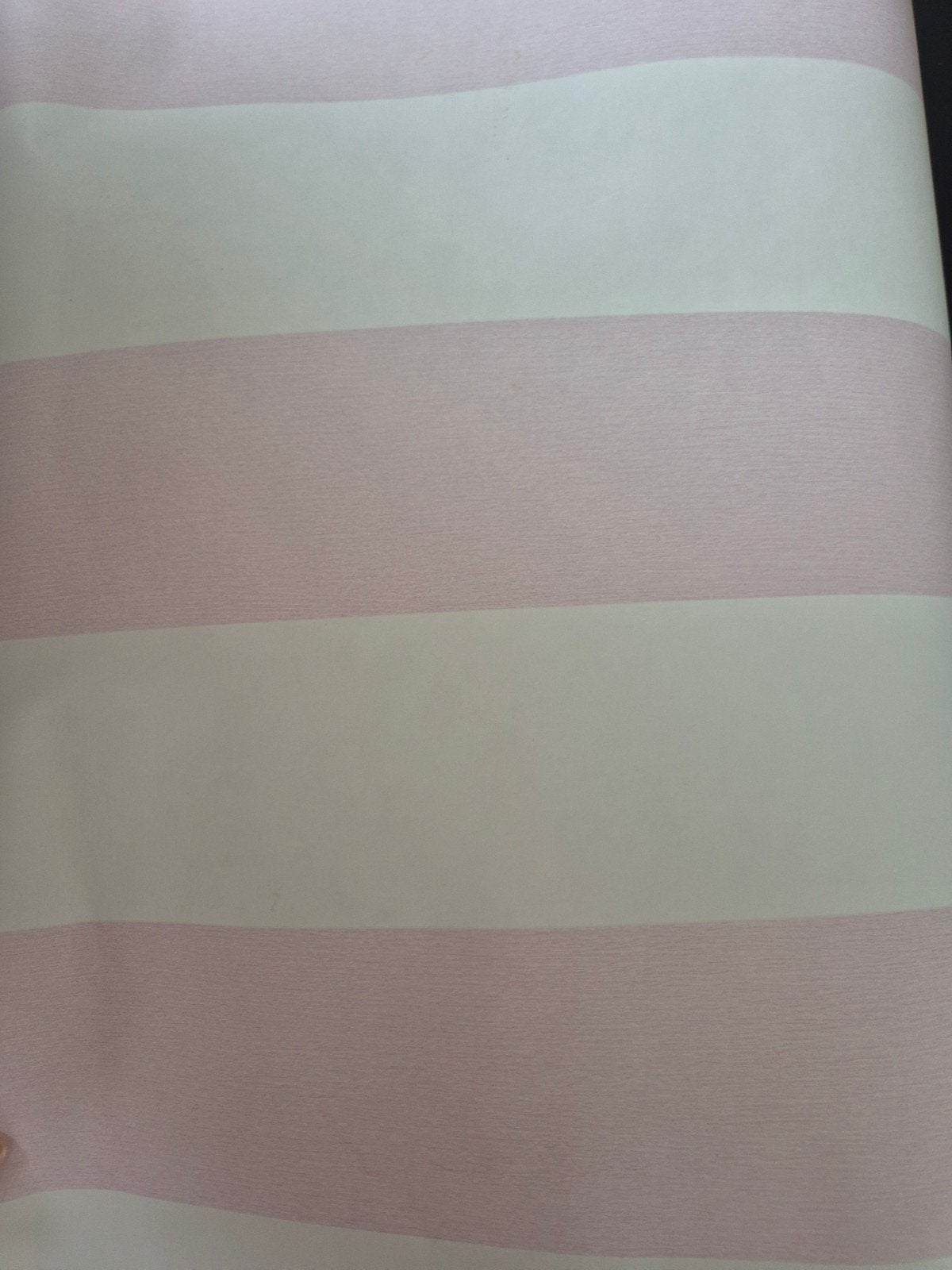 Vliesbehang 'Little Love' - Roze/Wit Gestreept, Ophalen of Verzenden, Vliesbehang, Minder dan 5 m², Romantisch