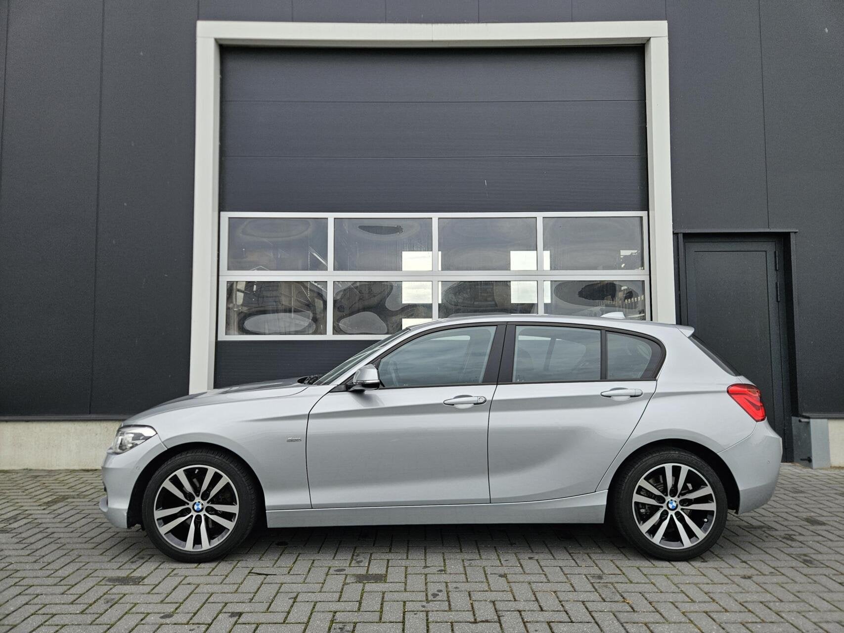 BMW 1 Serie 120i Sportline | 24.538 KM! | 1e Eig. | NL | LED, Gebruikt, 4 cilinders, Origineel Nederlands, Parkeerassistent