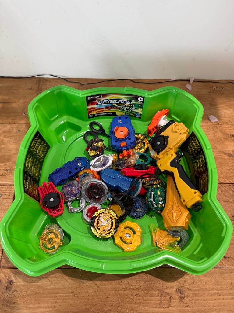 Beyblade arena met veel Beyblades en launchers, Ophalen, Gebruikt, Jongen of Meisje