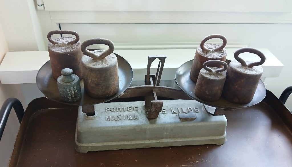 Oude brocante kruideniers balans weegschaal met 6 gewichten, Antiek en Kunst, Curiosa en Brocante, Ophalen of Verzenden