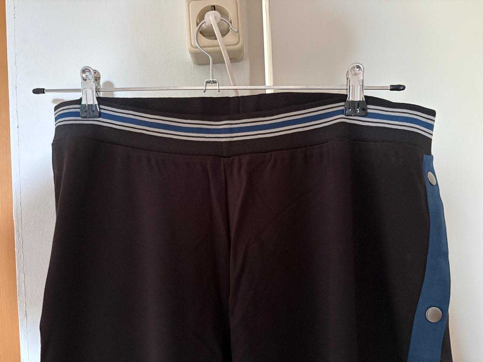 Yesta Zwarte Broek met Blauwe Zijstreep en Drukknopen, Zwart, Maat 46/48 (XL) of groter, Nieuw, Ophalen of Verzenden