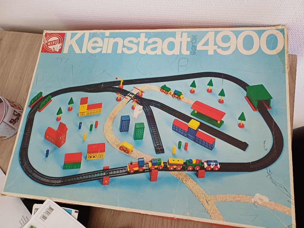 Houten trein met plastic rails, Kinderen en Baby's, Speelgoed | Houten speelgoed, Ophalen, Zo goed als nieuw, Overige typen