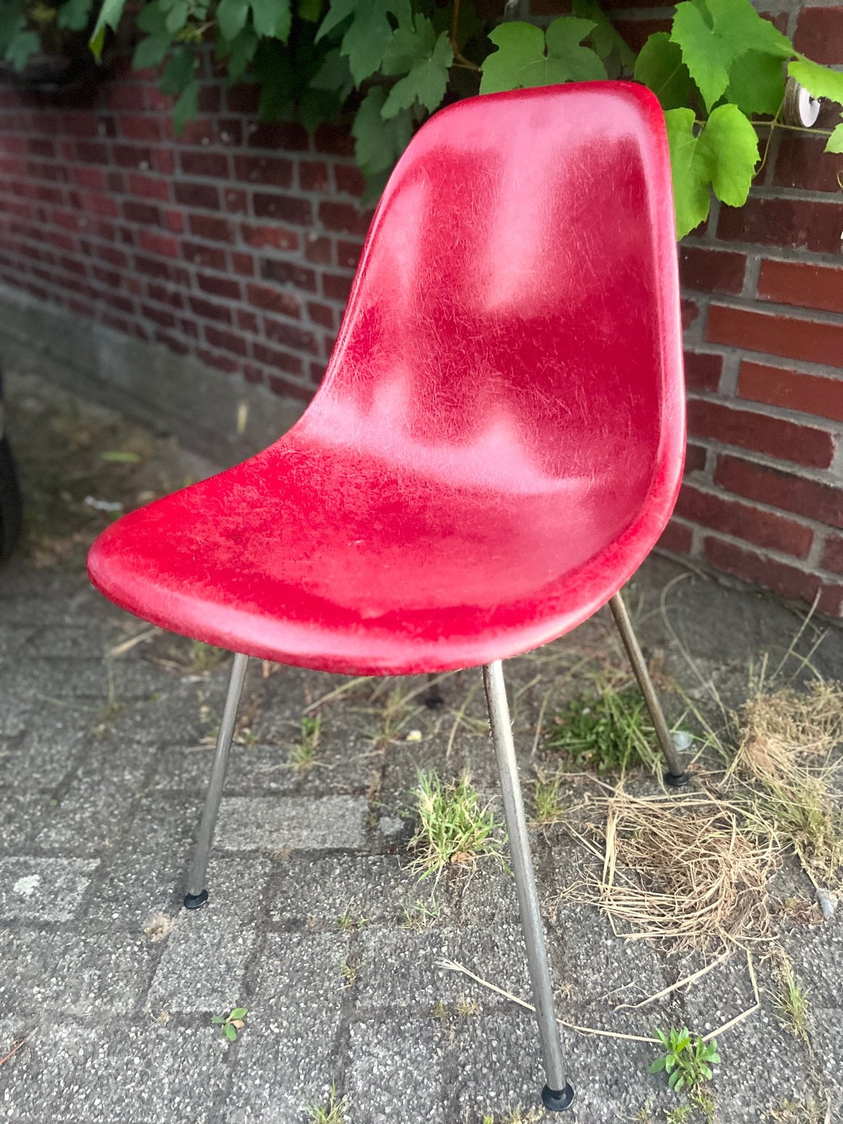 Collector rare magenta fiberglass Herman Miller Eames, Huis en Inrichting, Stoelen, Kunststof, Gebruikt, Ophalen of Verzenden