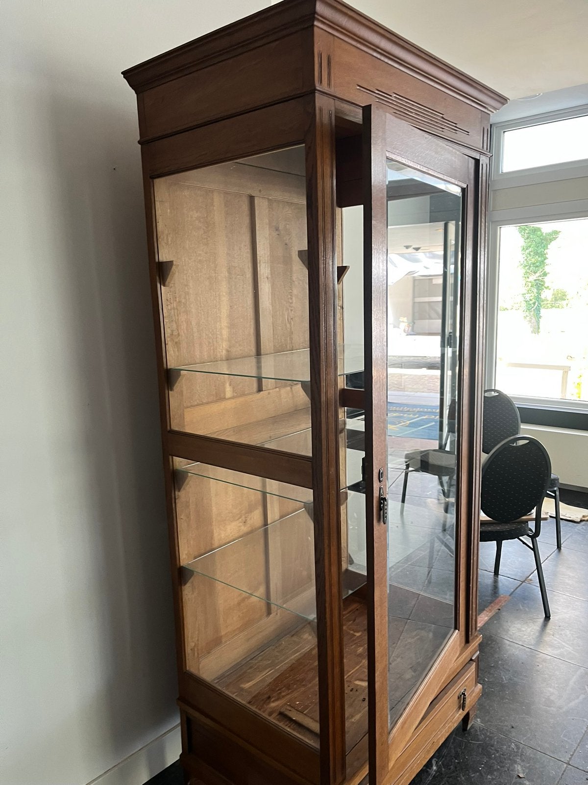 Vitrinekast eiken met glazenschappen., Ophalen
