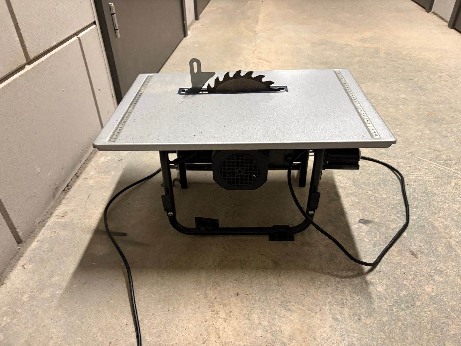 Zaagtafel - Zo goed als nieuw, Doe-het-zelf en Verbouw, Gereedschap | Zaagmachines, Overige typen, 600 tot 1200 watt, Ophalen of Verzenden