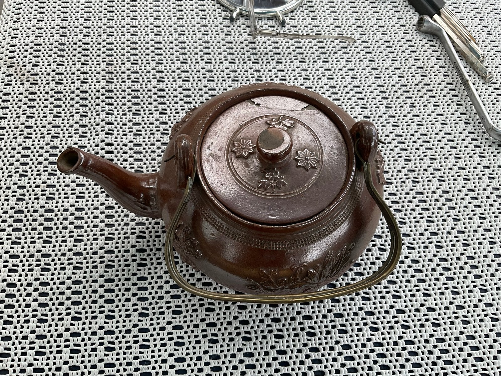 Antieke Japanse Yixing theepot met bloemmotief, Ophalen of Verzenden