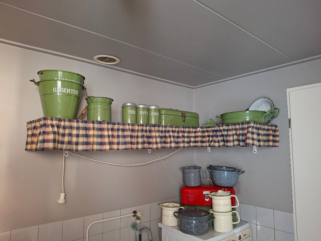 Diverse emaille keukenbenodigheden uit grootmoeders tijd, Ophalen