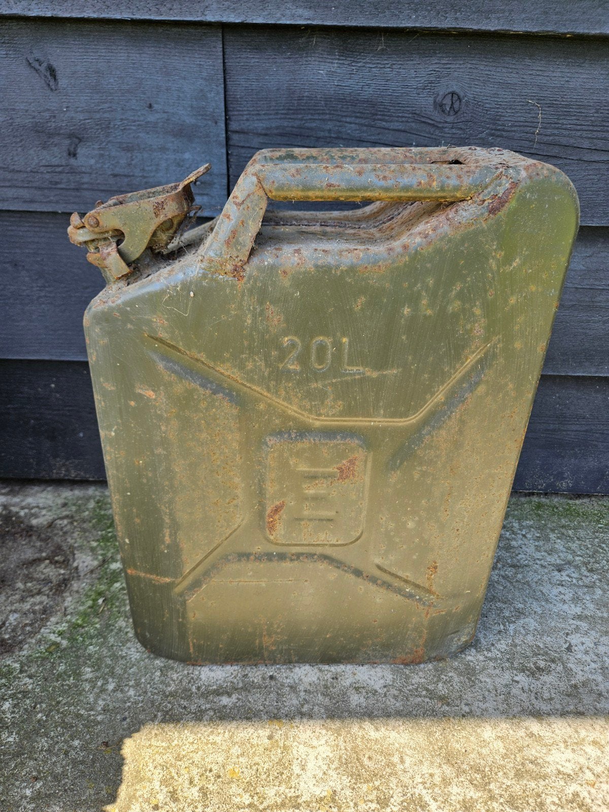 Oude militaire jerrycan 20L - roestig en authentiek, Ophalen of Verzenden