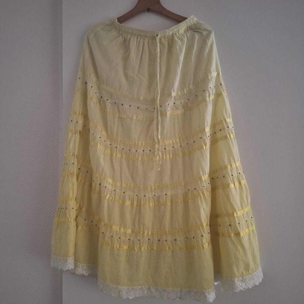 Lichtgele maxi rok met borduursels en kant, Kleding | Dames, Verzenden, Geel, Maat 42/44 (L), Zo goed als nieuw