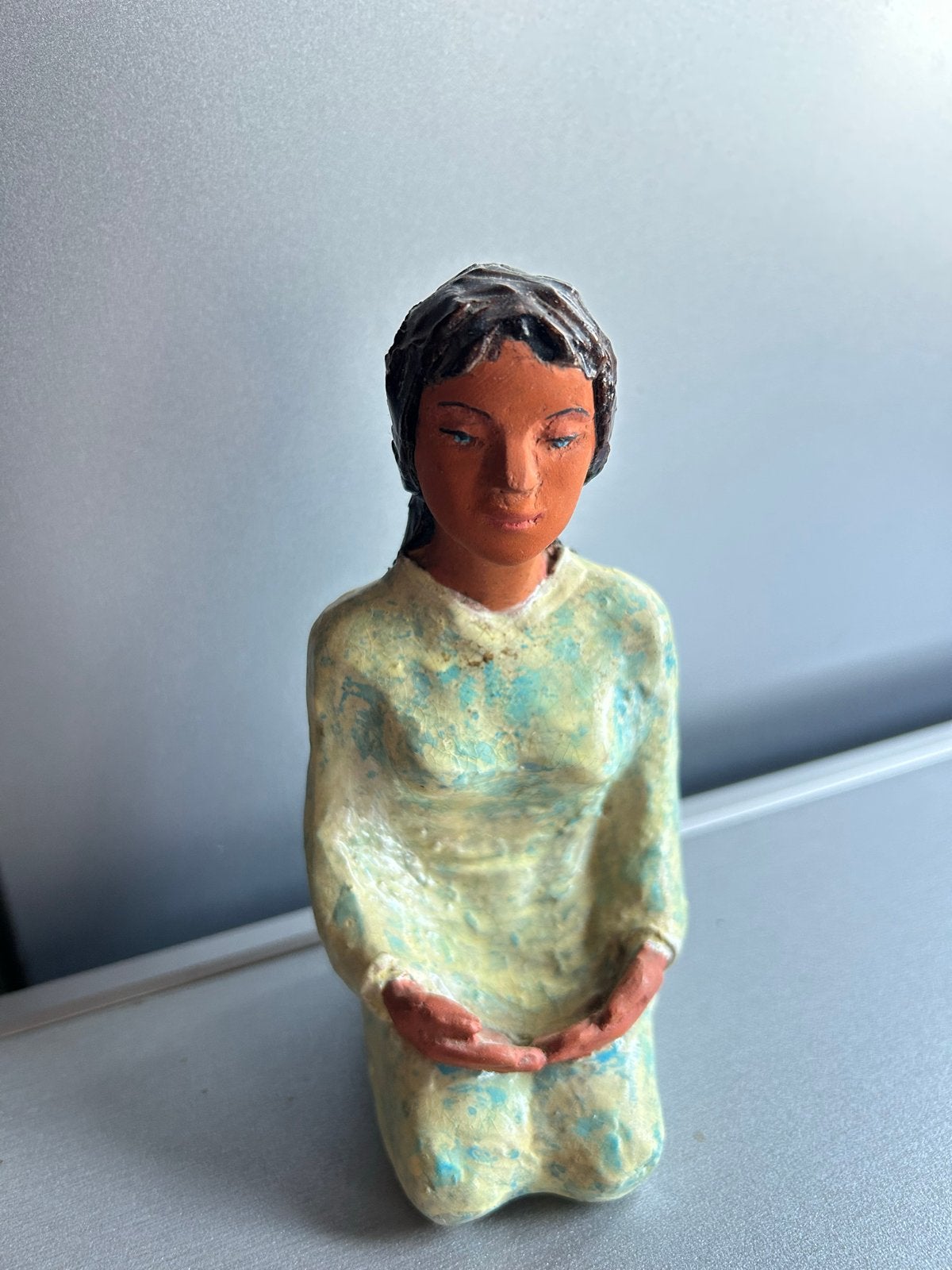 handgemaakt beeldje van een knielende vrouw, Minder dan 20 cm, Ophalen of Verzenden, Handgemaakt, Steen of Keramiek