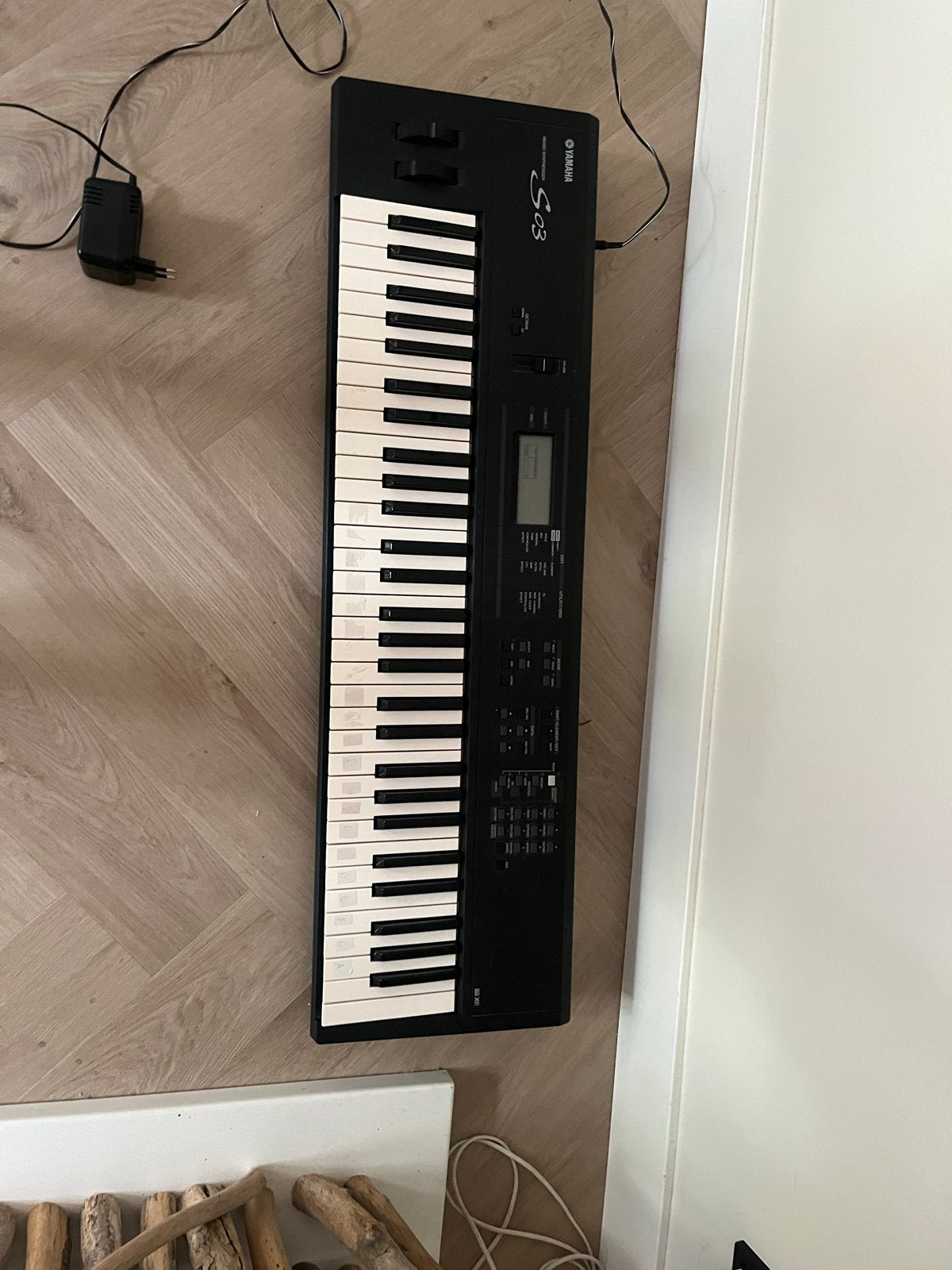 Yamaha S03 Music Synthesizer met 61 toetsen en hoes