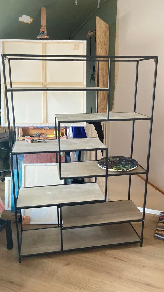 Vakkenkast met zwart metalen frame en houten platen, Ophalen, Gebruikt