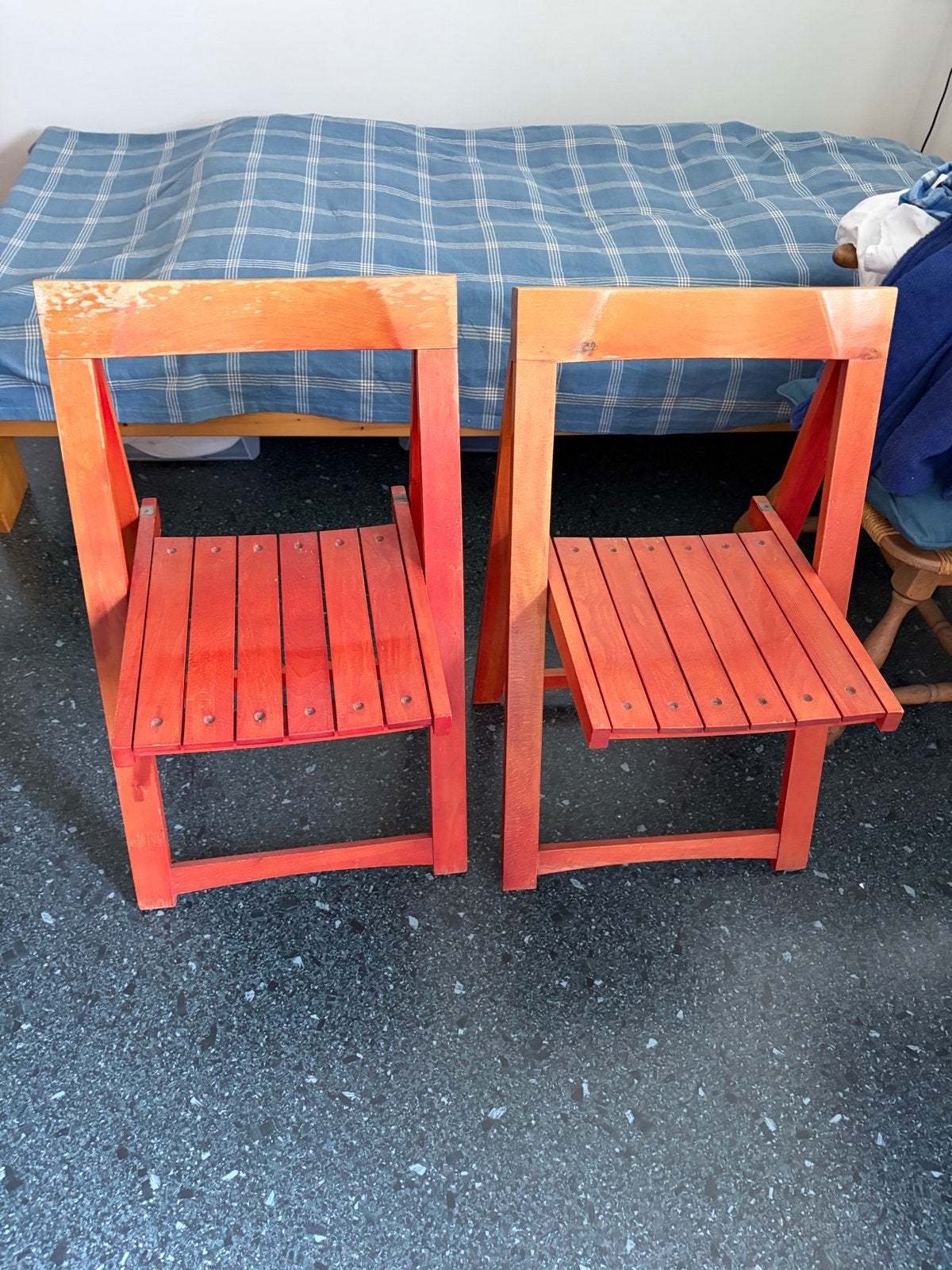 Twee vintage oranje houten klapstoelen, Huis en Inrichting, Stoelen, Ophalen, Gebruikt, Twee, Overige kleuren