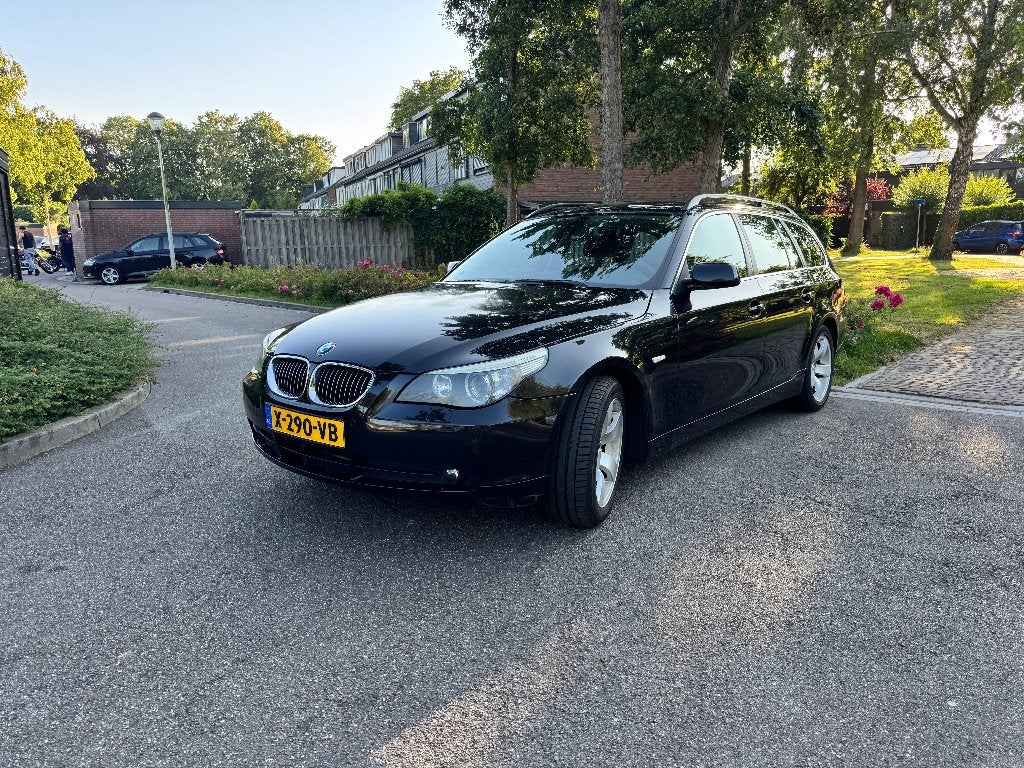 BMW 523i Touring Automaat–2009–Zescilinder–CarPlay–Winterset, Stof, 1800 kg, Zwart, 2497 cc