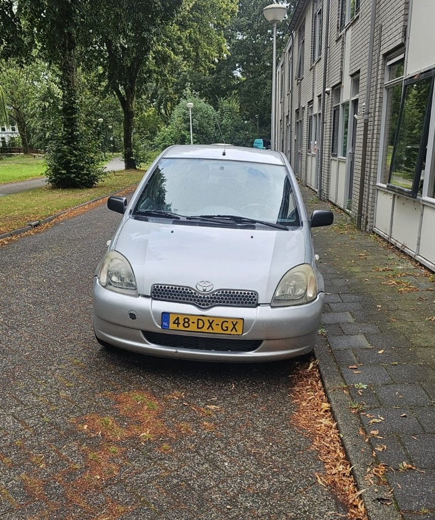 Toyota Yaris 1.0 16V Vvti 5DR SOL 2000 Grijs |zeer uniek|, Auto's, 4 cilinders, 400 kg, 68 pk, Origineel Nederlands