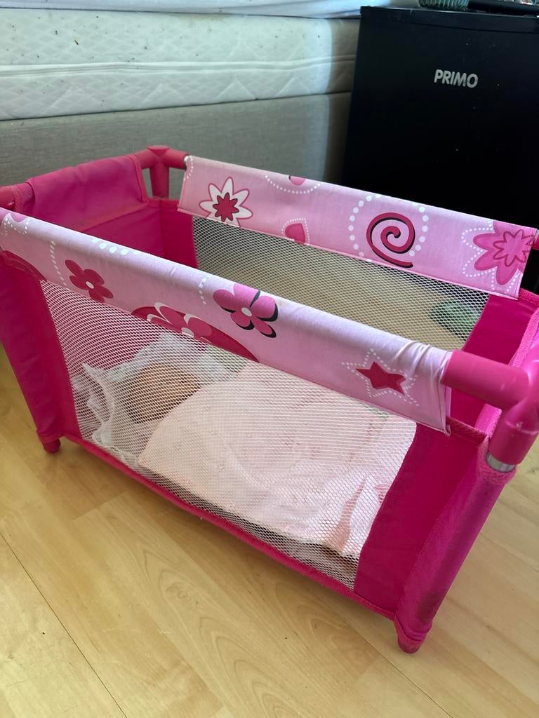 Poppenbedje met poppen, badkuip en potje, Ophalen, Gebruikt, Babypop