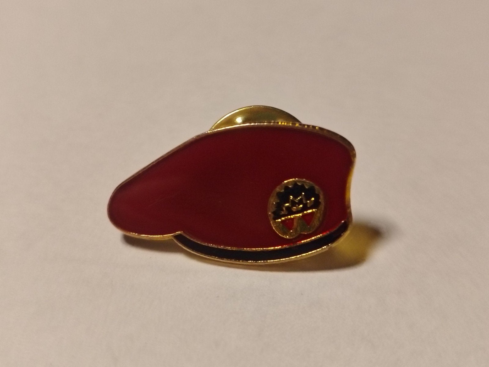 Rode Baret Speldje Pin Militaria, Verzamelen, Ophalen of Verzenden