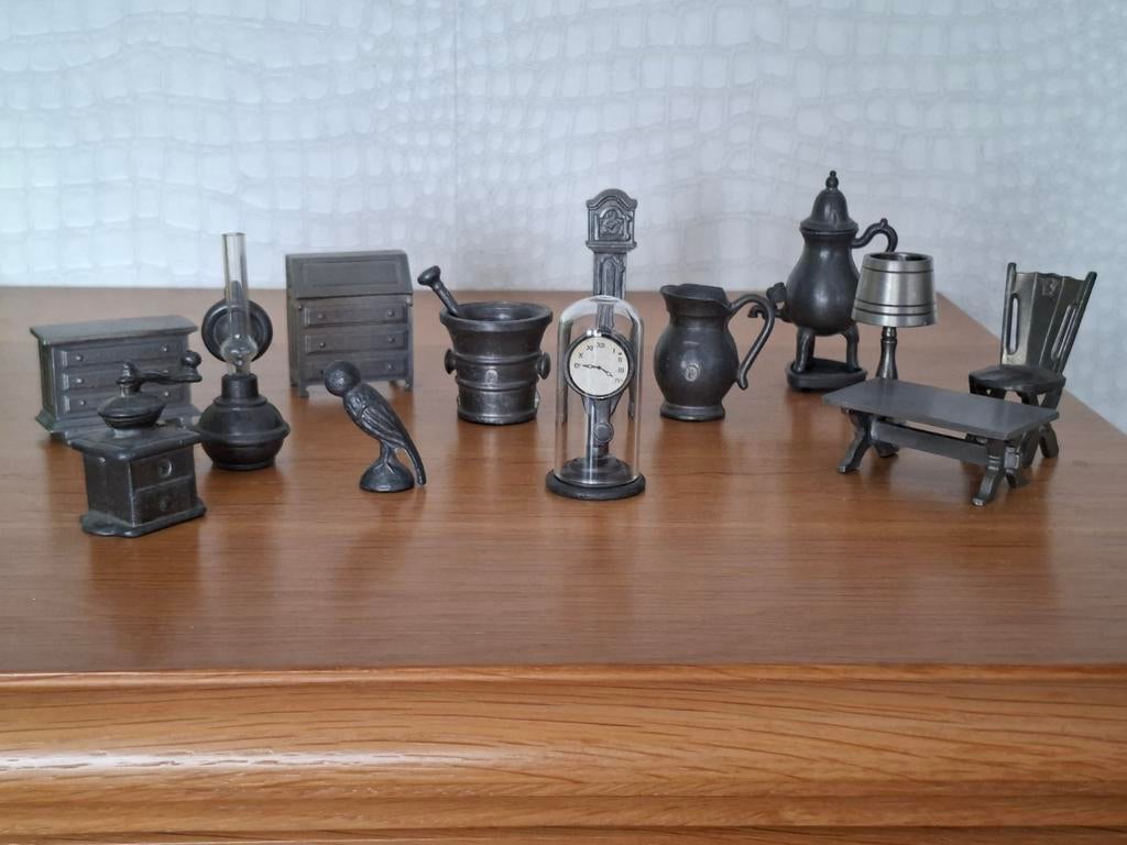 Set van 12 tinnen miniatuur meubels en voorwerpen, Antiek en Kunst, Ophalen of Verzenden