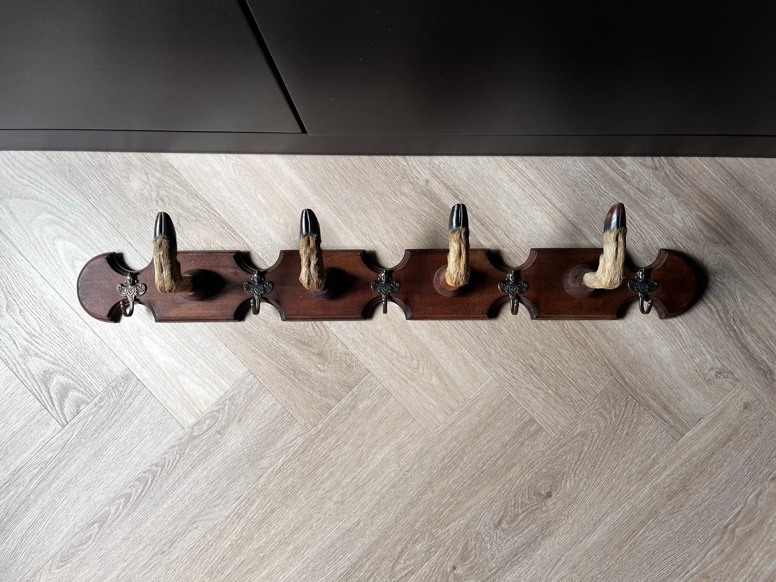Vintage kapstok met taxidermie hertenpoten - 86cm, Ophalen of Verzenden