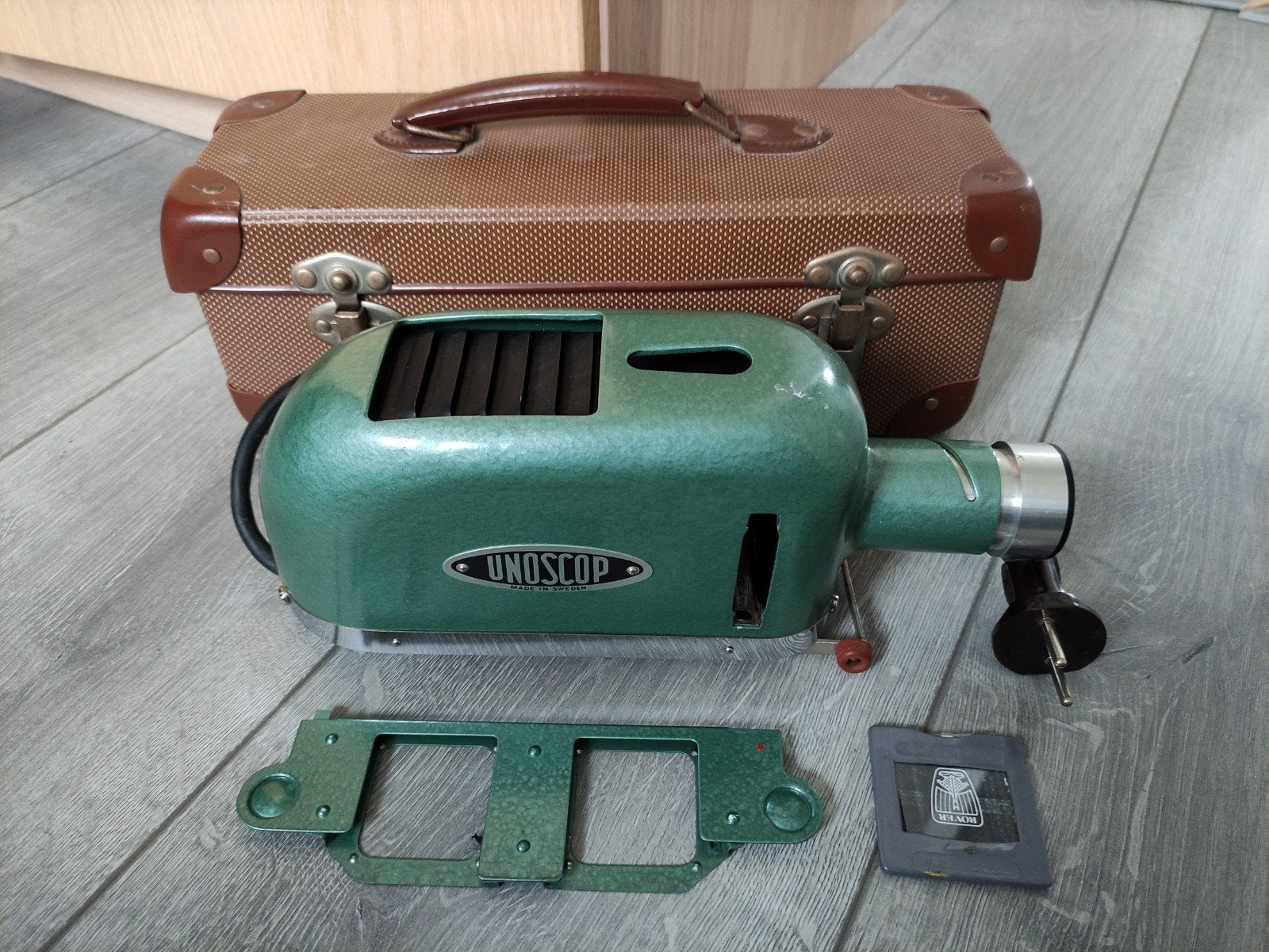 Unoscop slide projector in koffer, Verzamelen, Fotografica en Filmapparatuur, Ophalen of Verzenden, 1960 tot 1980