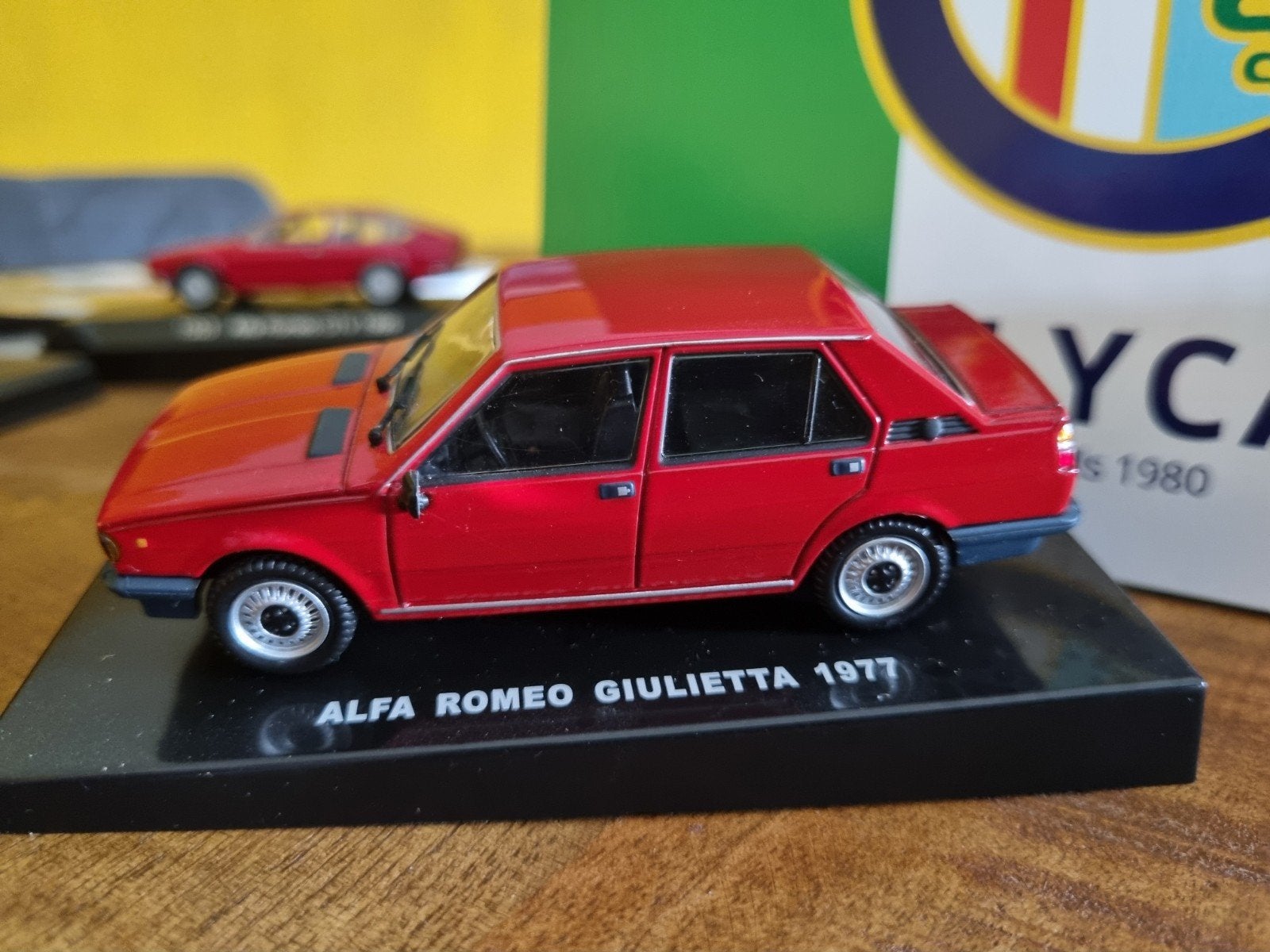 Alfa Romeo Giulietta 1977 schaalmodel - Rood, Ophalen of Verzenden, Zo goed als nieuw, Auto, Overige merken