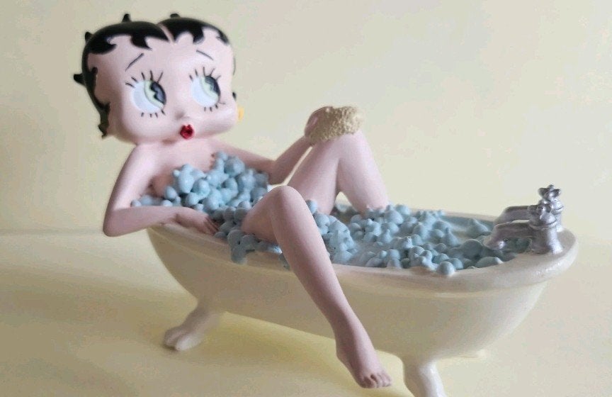 Betty Boop beeld in bad, Verzamelen, Beelden en Beeldjes, Ophalen of Verzenden
