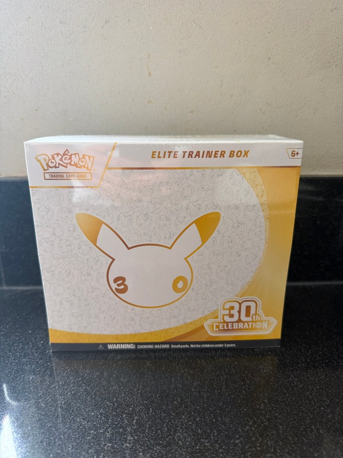 Pokémon Elite Trainer Box - 30th Celebration, Hobby en Vrije tijd, Ophalen of Verzenden, Nieuw, Boosterbox