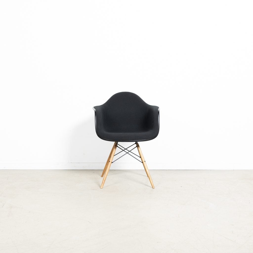 Vitra Eames DAW Stoel Zwart Stof/Kunststof - Hout, Niet ingevuld, Nieuw, Niet ingevuld, Niet ingevuld