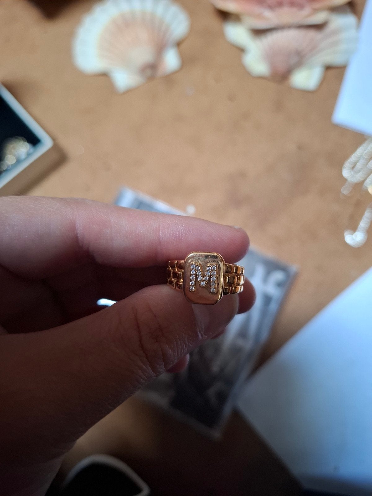 Gouden zegelring met letter M en strass steentjes, 18 tot 19, Ophalen of Verzenden, Zo goed als nieuw, Dame of Heer