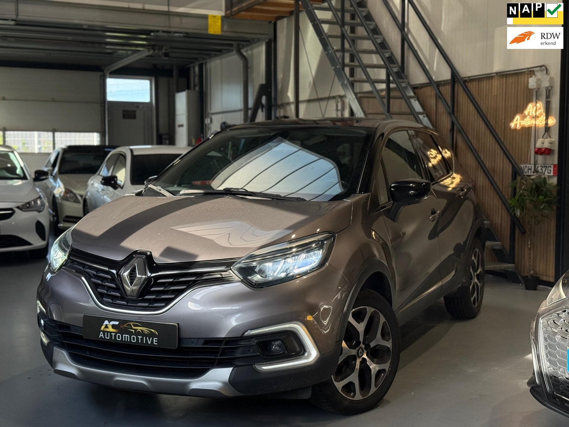 Renault Captur 0.9 TCe Intens R-link Navi/Xenon/Nap, Voorwielaandrijving, 898 cc, Gebruikt, Euro 6